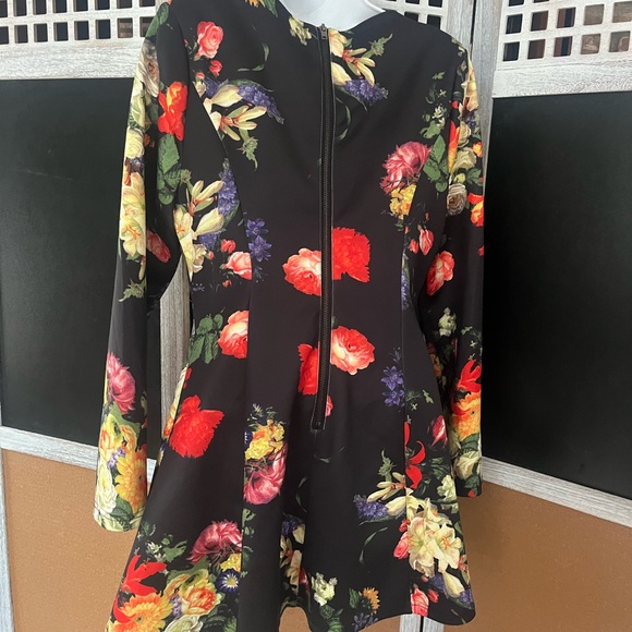 Black Floral Patterned Top - Picture 3 of 7